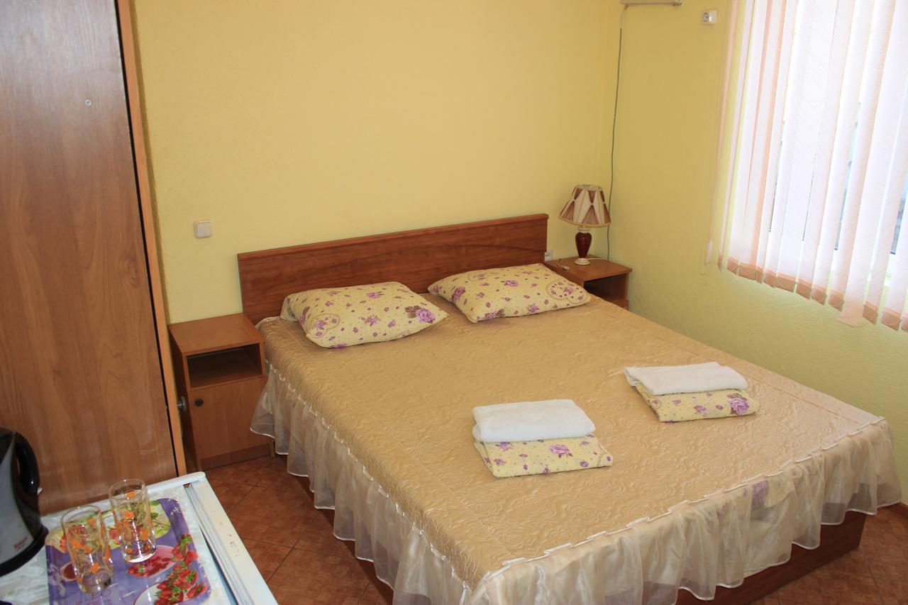 Emiliya Guest House Gagra Exterior foto