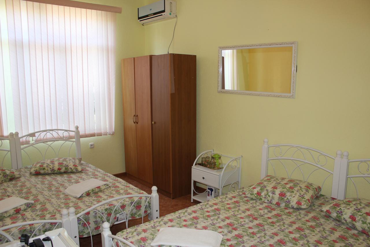 Emiliya Guest House Gagra Exterior foto