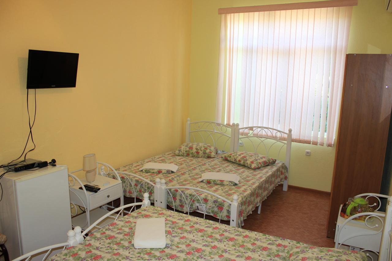 Emiliya Guest House Gagra Exterior foto
